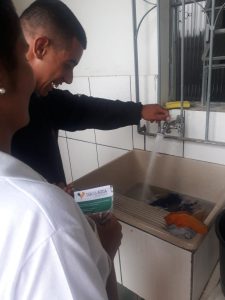 Instalação de arejadores nas torneiras da escola.