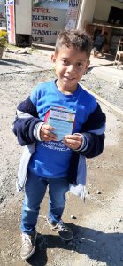 Entrega de folhetos aos pedestres