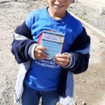 Entrega de folhetos aos pedestres