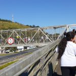 Travessia na passarela.