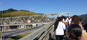 Travessia na passarela.