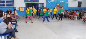 Os alunos preparam apresentações musicais para nossa equipe.