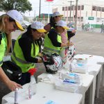 Higienização de capacetes e instalação de adesivos refletivos.