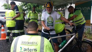 Instalação de antenas, adesivos refletivos e entrega de panfletos