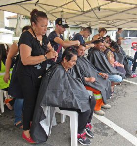 Corte de cabelo.