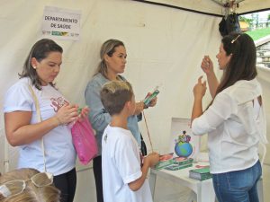 Orientação bucal e distribuição de creme de dente e escovas.