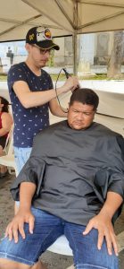 Corte de cabelo.