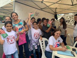 Orientação bucal e distribuição de creme de dente e escovas.