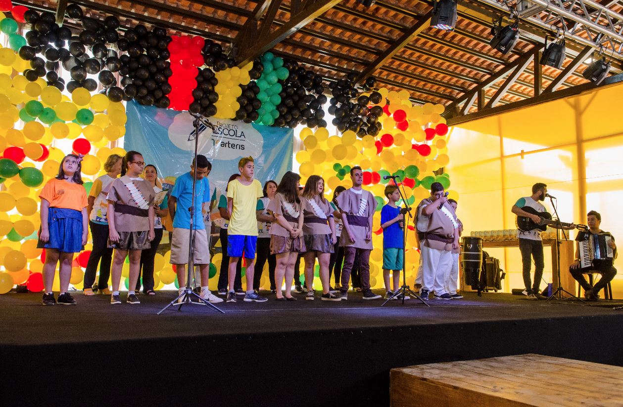 Apresentação especial em comemoração de 18 anos do Projeto Escola Arteris realizada pela Apae de Pouso Alegre/MG