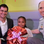 entrega das premiações aos vencedores no concurso de cartões de natal - Ingrid Vitória Gonçalves Rodrigues, 9 anos