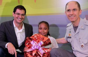 entrega das premiações aos vencedores no concurso de cartões de natal - Ingrid Vitória Gonçalves Rodrigues, 9 anos