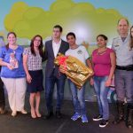 entrega das premiações aos vencedores no concurso de cartões de natal - Flávio Santana da Silva, 14 anos