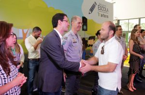 entrega de troféu e certificado - todas as escolas parceiras receberam durante o evento