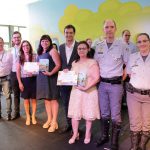 entrega de troféu e certificado - todas as escolas parceiras receberam durante o evento