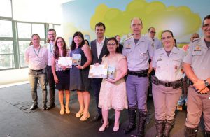 entrega de troféu e certificado - todas as escolas parceiras receberam durante o evento