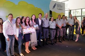 entrega de troféu e certificado - todas as escolas parceiras receberam durante o evento