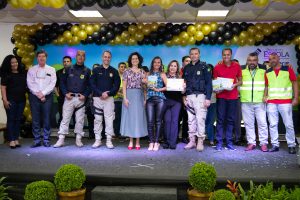 Entrega de certificado e troféus às escolas participantes