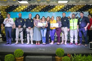 Entrega de certificado e troféus às escolas participantes