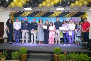 Entrega de certificado e troféus às escolas participantes