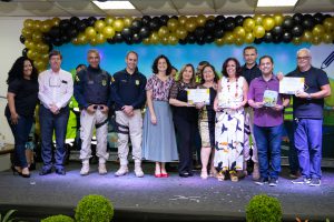 Entrega de certificado e troféus às escolas participantes