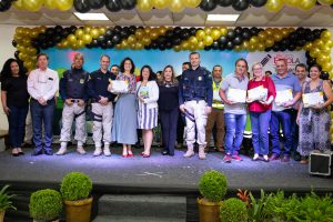 Entrega de certificado e troféus às escolas participantes