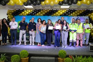 Entrega de certificado e troféus às escolas participantes