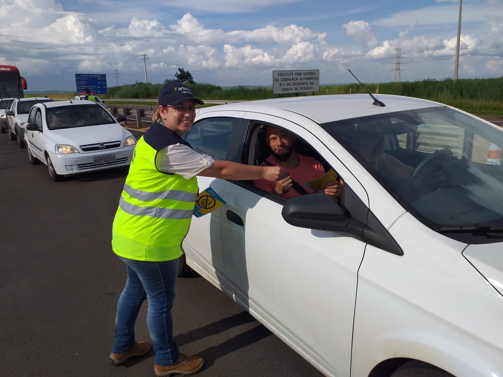 equipe ViaPaulista realiza orientação aos motoristas e passageiros