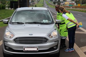 Bate papo informal para orientar sobre a responsabilidade do motoristas exigir dos passageiros o uso do cinto de segurança