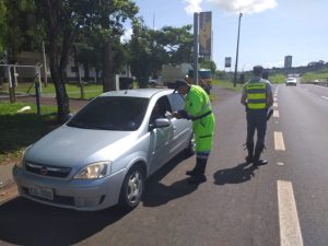 equipe ViaPaulista realiza orientação aos motoristas e passageiros