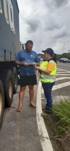 Entrega de panfleto e orientação.