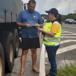 Entrega de panfleto e orientação.