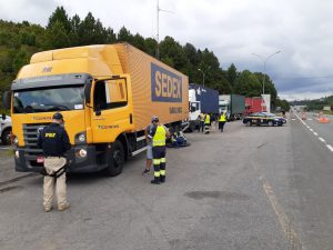 Abordagem do veículos para fiscalização e coletando dados dos motoristas e do veículo.