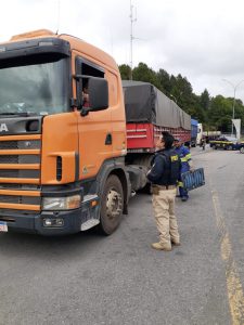 Abordagem do veículos para fiscalização e coletando dados dos motoristas e do veículo.