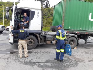 Abordagem do veículos para fiscalização e coletando dados dos motoristas e do veículo.