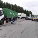 Abordagem do veículos para fiscalização e coletando dados dos motoristas e do veículo.