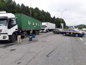 Abordagem do veículos para fiscalização e coletando dados dos motoristas e do veículo.