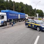 Abordagem do veículos para fiscalização e coletando dados dos motoristas e do veículo.