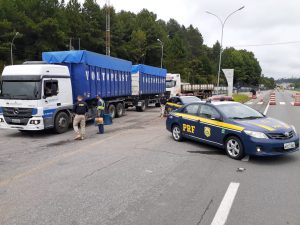 Abordagem do veículos para fiscalização e coletando dados dos motoristas e do veículo.