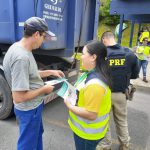 Entrega de panfleto e orientação.