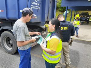 Entrega de panfleto e orientação.