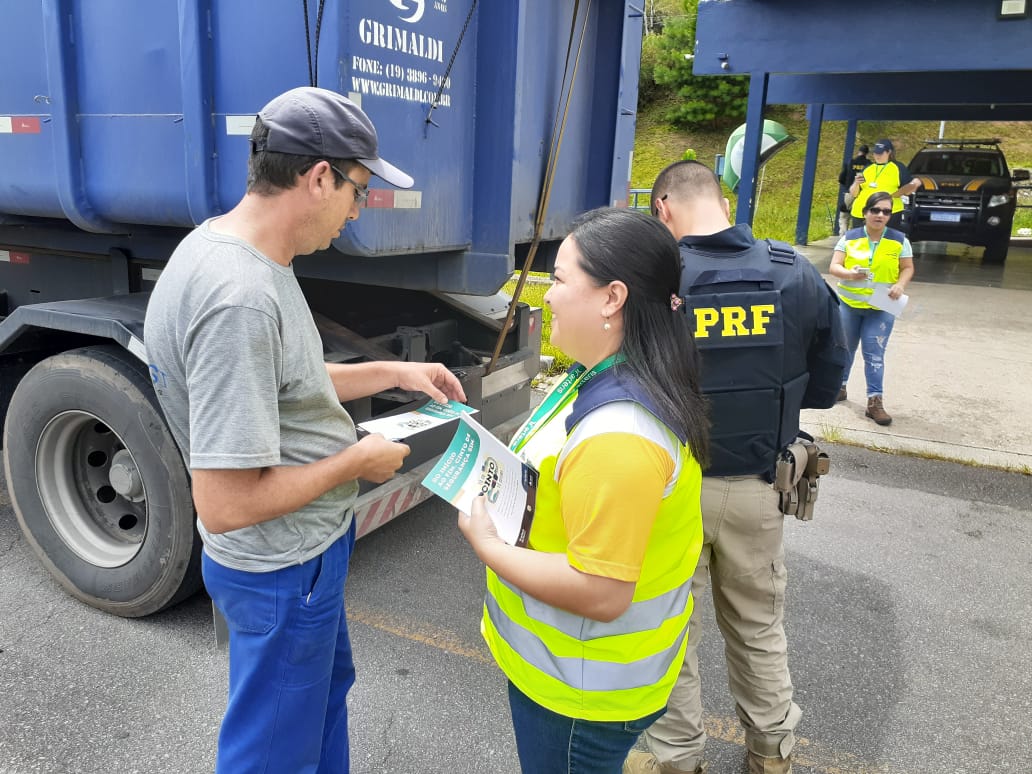 Entrega de panfleto e orientação.