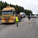 Abordagem do veículos para fiscalização e coletando dados dos motoristas e do veículo.