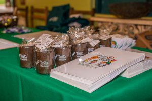 Mesa preparada para recepção dos educadores