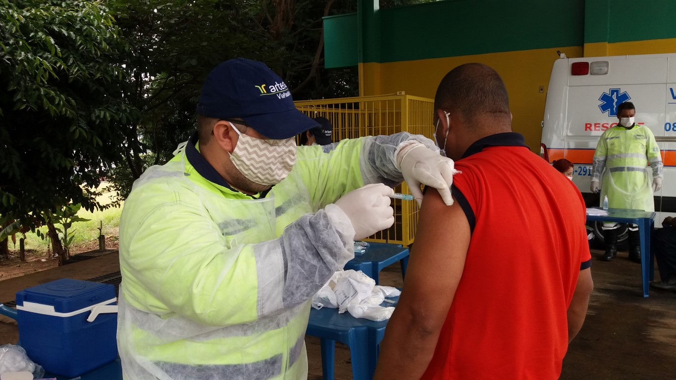 Equipe da ViaPaulista realiza vacinação contra gripe em Franca destinada aos caminhoneiros