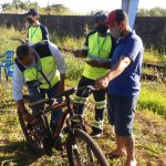 Orientação sobre segurança para os ciclistas e os riscos de trafegarem pelas marginais na rodovia