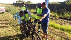 Orientação sobre segurança para os ciclistas e os riscos de trafegarem pelas marginais na rodovia