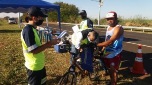 Ciclistas foram orientados pela equipe da concessionária sobre segurança no trânsito