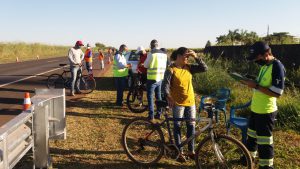 Orientação sobre segurança para os ciclistas e os riscos de trafegarem pelas marginais na rodovia