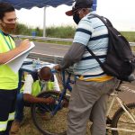 Ciclistas foram orientados sobre segurança no trânsito e as bicicletas receberam adesivos refletivos