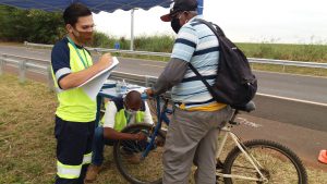 Ciclistas foram orientados sobre segurança no trânsito e as bicicletas receberam adesivos refletivos